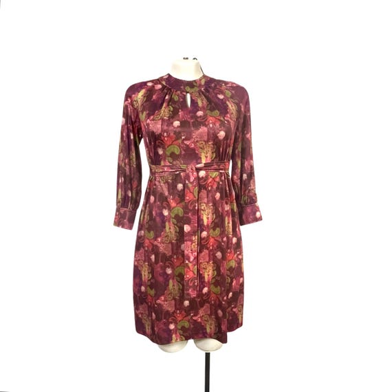 Vintage 70s Maroon Floral Print Dress. Long-Sleeved Plus-Size Dress. Attached Sash Tie Belt. 70s. 80s. Keyhole Poly Dress. Burgundy Dress.