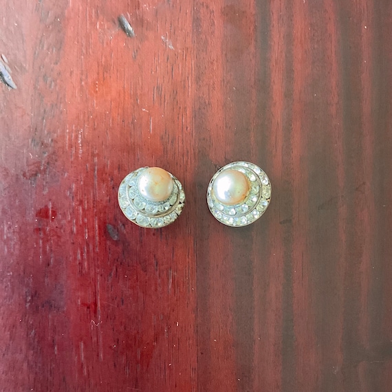 Vintage Pearl Rhinestone Brass Clip-On Earrings. Button Stud Earrings. Unsigned. Orange Tinted Pearl. Rhinestone Flourish. MCM Style. 60s.