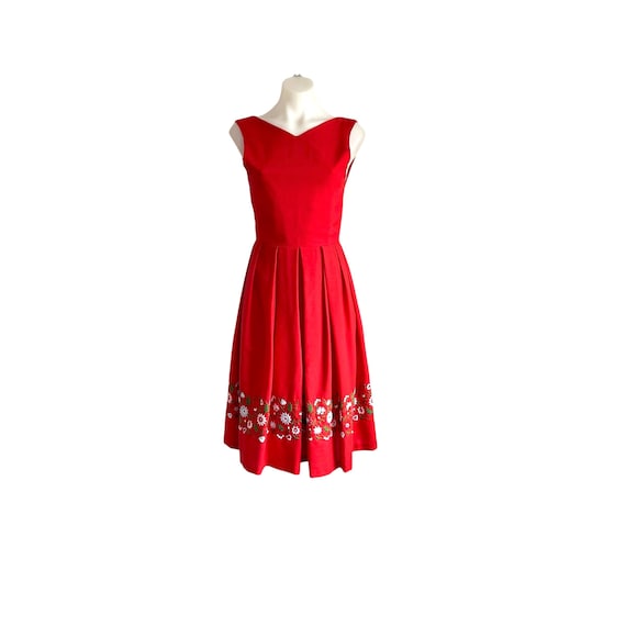 Vintage Red Floral Sleeveless Dress. Pleated Mid-Length Dress. Embroidered Flowers. Spring Floral Red Dress. Cottagecore 70s. 80s 90s. S.