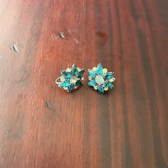 Vintage Aqua Blue Crystal Rhinestone Flower Earrings. Silvertone Metal. Aqua Blue. Teal. Floral Screw Back Earrings. Unsigned. 60s.