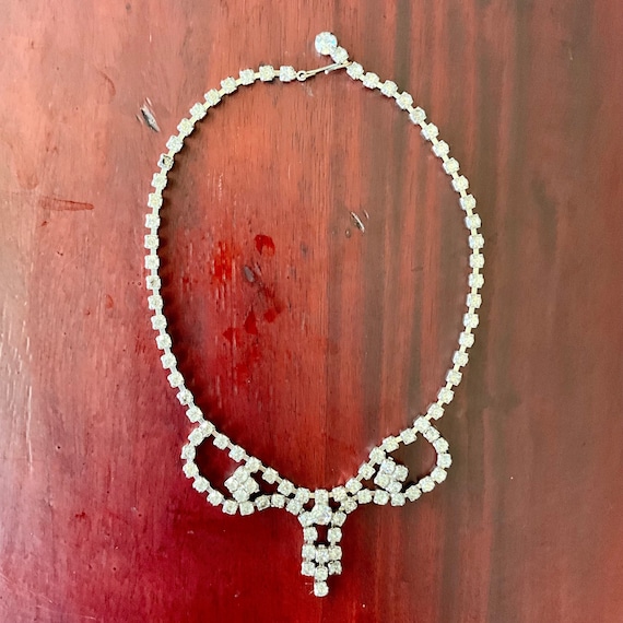 Vintage Victorian Rhinestone Crystal Necklace. Stylish Teardrop. Art Deco. Silvertone Metal. Unsigned. Mid Century. MCM. 20s 40s. 50s. 60s.