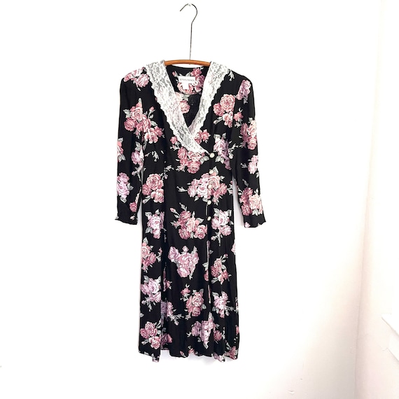 Vintage Betsy's Things Floral Midi Dress. Flower Patterns. Cottagecore Floral. Lace Collar. Pleated Dress. Pink Flowers. V-Neck. 80s 90s.