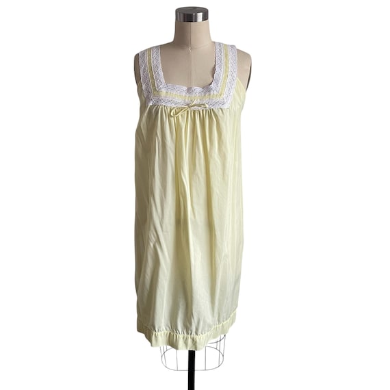 Vintage 70s Komar Cream Yellow Sheath Night Dress. Pale Yellow Babydoll Night Gown. Lace Neckline. Cottage Core Day Dress. 40s. 50s. 60s.