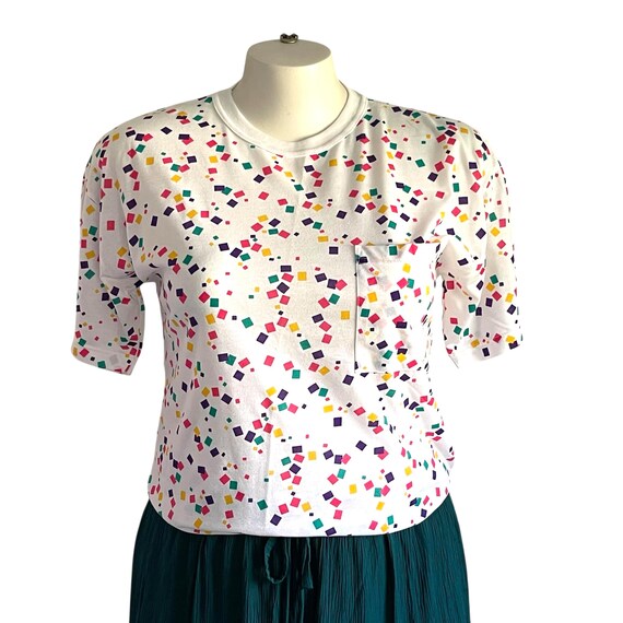 Vintage Trend Basics Rainbow Confetti T-Shirt. Oversize Square Print Mid-Sleeved Shirt. Pocket. Colorful Confetti Print. Casual. 80s.