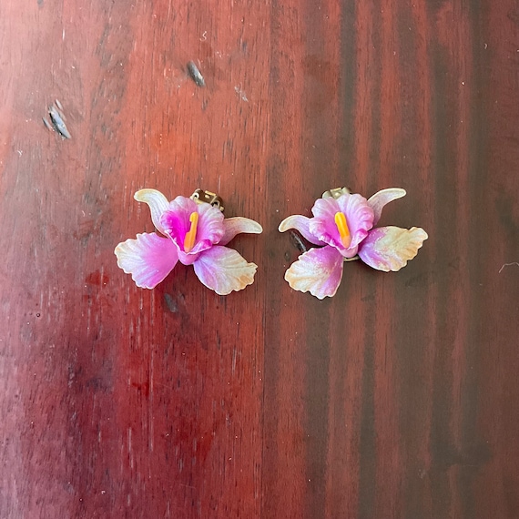 Vintage Pink Plastic Iris Clip-On Earrings. Brass Metal. Flowers. Floral Earrings. Pink Irises. Spring/Summer Style. Unsigned. 50s 60s 70s.