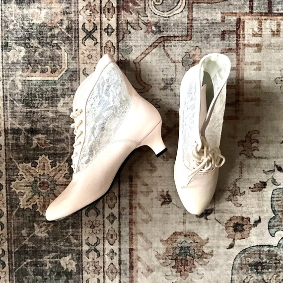 Vintage Fantasma Ivory White Lace Ankle Boots. Whimsigoth Kitten Heel Booties. Lace-Up. Victorian Lace Booties. Witchcore Glam. 90s. Y2K.