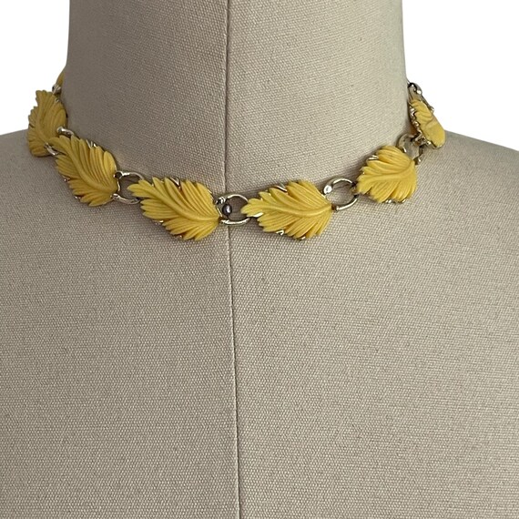 Vintage 50s 60s Yellow Leaf Flower Choker Necklace. Adjustable. Gold Tone. Plastic Flowers. Pin Up VLV Retro. Vintage Necklace Jewelry.
