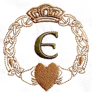 Op de afbeelding: Een gouden Keltisch knoopontwerp met een groene letter E in het midden. De knoop heeft de vorm van een cirkel met een hart onderaan en een kroon bovenaan.