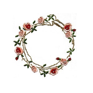 Puede incluir: Una corona de rosas rosas y rojas con hojas verdes, bordada sobre un fondo blanco.