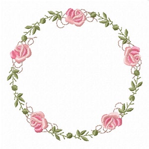 Pode incluir: Grinalda floral bordada com rosas cor-de-rosa e folhas verdes. O design circular apresenta rosas espaçadas ao redor da grinalda. O bordado tem uma aparência detalhada e texturizada, ideal para projetos de artesanato.