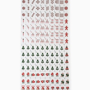 Op de afbeelding: Een set witte rechthoekige mahjongtegels gerangschikt in een raster, voorzien van feestelijke afbeeldingen waaronder pepermuntjes, vuurwerk, peperkoekmannetjes, kerstbomen, klokken, wanten, zuurstokken, kerstmangezichten en cadeautjes.