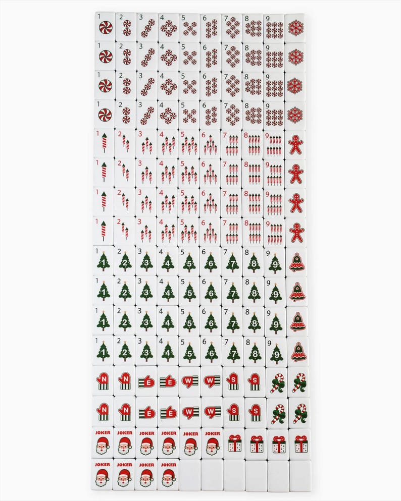 Op de afbeelding: Een set witte rechthoekige mahjongtegels gerangschikt in een raster, voorzien van feestelijke afbeeldingen waaronder pepermuntjes, vuurwerk, peperkoekmannetjes, kerstbomen, klokken, wanten, zuurstokken, kerstmangezichten en cadeautjes.