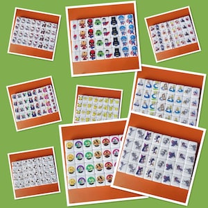 Può includere: Una collezione di 36 dadi in ceramica bianca con vari disegni di personaggi dei cartoni animati. I dadi presentano personaggi come Hello Kitty, Pikachu, Tom e Jerry e molti altri.