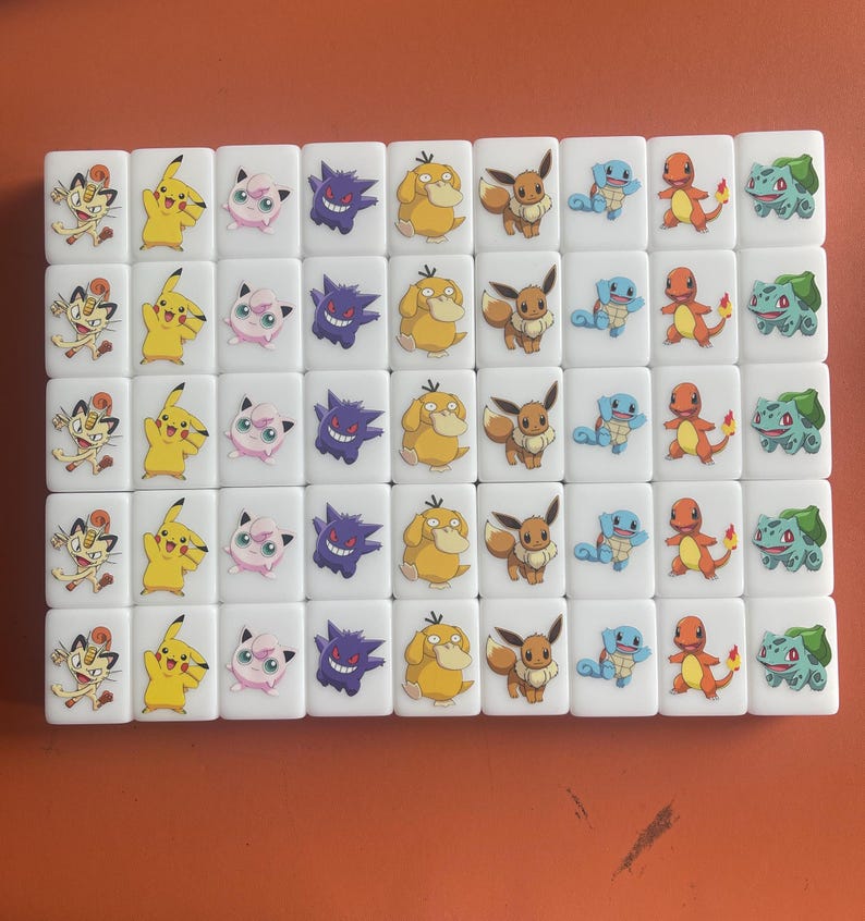Pu&ograve; includere: Un set di 48 domino bianchi con personaggi Pokemon colorati stampati su ogni tessera. I personaggi includono Pikachu, Eevee, Squirtle, Charmander, Bulbasaur e molti altri.