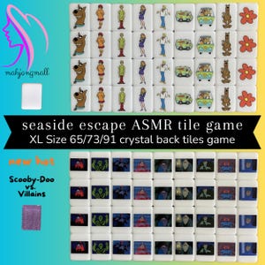 Könnte beinhalten: Ein Satz weißer Keramikfliesen mit Bildern von Scooby-Doo und dem Mystery Machine. Die Fliesen sind Teil eines "Seaside Escape ASMR Tile Game" und haben die XL-Größe 65/73/91. Die Fliesen sind in einem Raster angeordnet und haben eine Kristallrückseite.