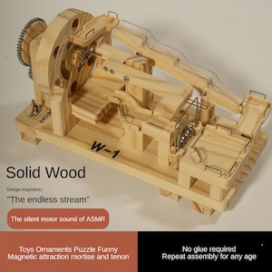 Könnte beinhalten: Ein hölzernes Murmelbahnspielzeug mit einem komplexen Design. Das Spielzeug besteht aus hellfarbenem Holz und verfügt über ein Zahnrad, Rampen und eine transparente Kunststoffbahn. Auf dem Bild steht "Solid Wood" und "W-1". Die Designinspiration ist "The endless stream".