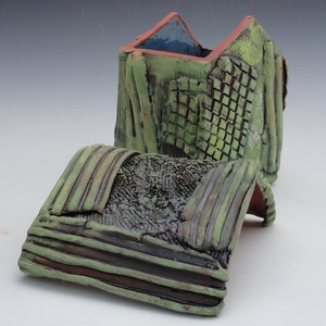 Hand crafted Ceramic Fairy Cottage Stash box, Primative house Sculpture, Textured Meditation Prayer House, Earth spirit house Bild 3
