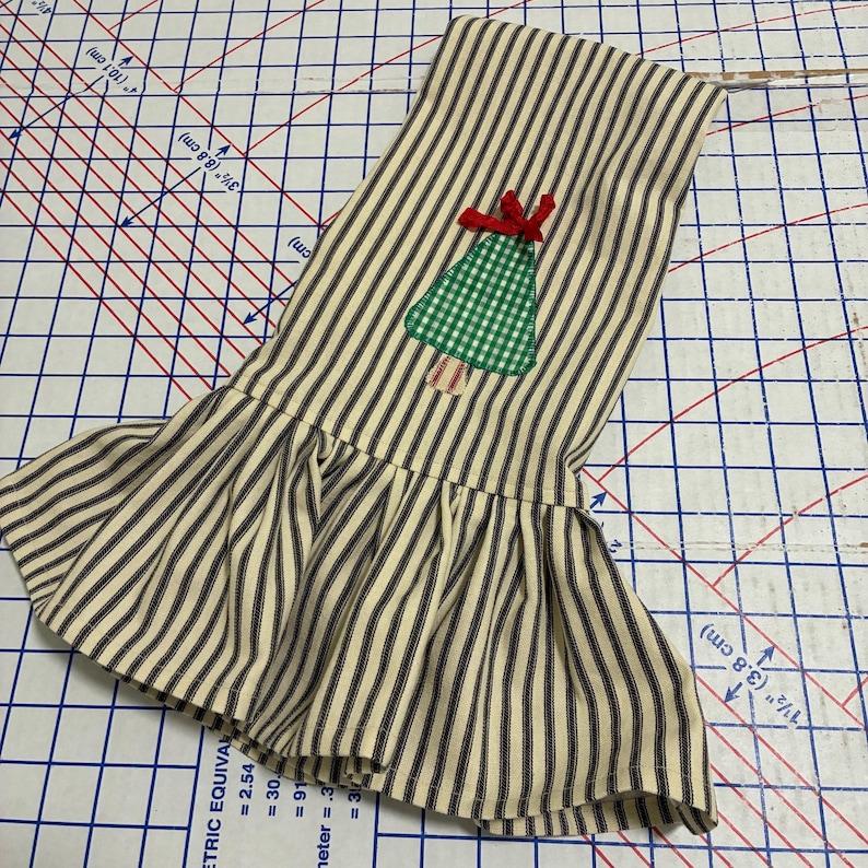 Op de afbeelding: Een set van drie keramische mokken met een gespikkelde, matte afwerking. De mokken zijn in cr&egrave;me, lichtgrijs en donkergrijs. Elke mok heeft een eenvoudig, minimalistisch ontwerp, perfect voor koffie of thee.