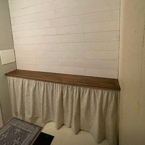 Pu&ograve; includere: Un muro di legno bianco con uno scaffale in legno e una bordura in tessuto a righe bianche e verdi. La bordura &egrave; fissata alla parte inferiore dello scaffale.
