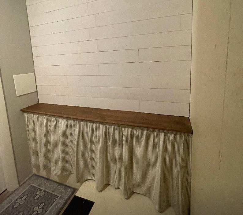 Pu&ograve; includere: Un muro di legno bianco con uno scaffale in legno e una bordura in tessuto a righe bianche e verdi. La bordura &egrave; fissata alla parte inferiore dello scaffale.