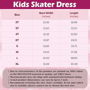 Może przedstawiać: Tabela rozmiar&oacute;w sukienki skater dla dzieci, z wymiarami szerokości biustu i długości w calach. Rozmiary od 2T do XL. Tabela zawiera notatkę o zmienności tkaniny i rozmiar&oacute;w. Tytuł "Kids Skater Dress" znajduje się na g&oacute;rze.