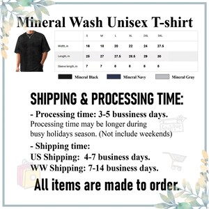 Puede incluir: Camiseta unisex negra con lavado mineral y tabla de tallas. La camiseta est&aacute; disponible en tallas S a 3XL. La tabla muestra las medidas de ancho, largo y largo de manga en cm. Disponible en negro mineral, marino y gris.