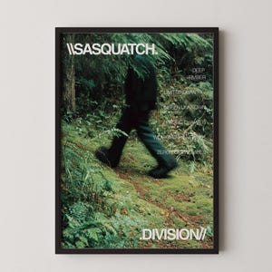 Póster editorial de Sasquatch: Impresión de críptido Deep Timber Gorpcore, arte mural de bosque de alta costura, decoración urbana del noroeste del Pacífico para habitaciones.