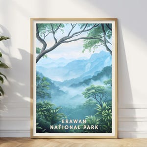 Erawan Nationalpark Poster, Thailand Dschungel Wandkunst, Tropischer Wasserfall Druck, Nebliger Wald, Südostasien Reisedekor, Hütte Schlafzimmer
