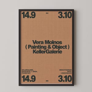 Pode incluir: Um cartaz de exposição emoldurado com um fundo bege de padrão de grelha e texto preto a negrito. Exibe as datas 14.9 bis 3.10, o nome do artista Vera Molnos, o título Painting & Object, e a morada e contactos da KellerGalerie.