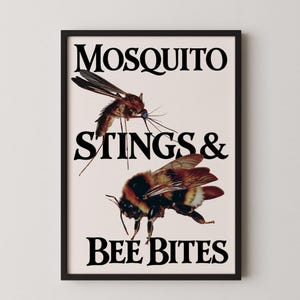 Op de afbeelding: Een ingelijste poster met de tekst "MOSQUITO STINGS & BEE BITES" in het zwart. De poster toont een gedetailleerde illustratie van een mug en een bij. De achtergrond is lichtbeige.