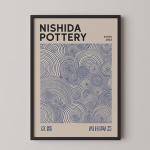 Peut inclure: Une affiche encadrée sur fond beige avec le texte NISHIDA POTTERY, KYOTO 2003 en haut et des caractères japonais en bas. Le centre présente un motif de cercles concentriques bleu foncé et des dessins en lignes en forme de spirales.
