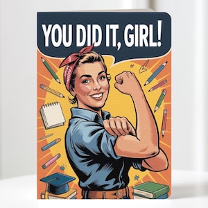 Könnte beinhalten: Eine Grußkarte mit einer Retro-Illustration einer Frau, die ihren Bizeps anspannt. Der Text "YOU DID IT, GIRL!" steht oben. Die Frau trägt ein blaues Hemd und ein rotes Bandana. Bleistifte, ein Notizblock und eine Abschlusskappe sind ebenfalls abgebildet.