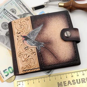 Cartera de cuero con relieve de golondrina - Accesorio elegante para los amantes de las aves - Regalo personalizado hecho a mano