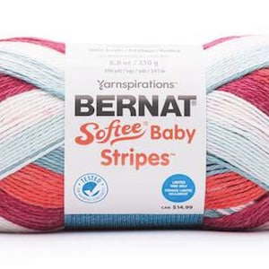 Könnte beinhalten: Eine Knäuel Bernat Softee Baby Stripes Garn in einem mehrfarbigen Streifenmuster. Das Garn ist ein weiches, babysicheres Acryl und perfekt zum Stricken oder Häkeln von Babydecken, Kleidung und Accessoires. Das Etikett lautet "Bernat Softee Baby Stripes" und "Yarnspirations".