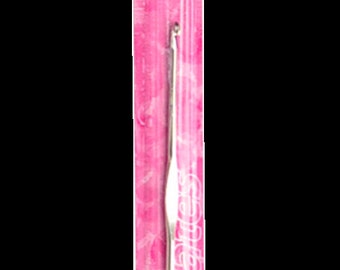 Peut inclure: Un paquet rose et blanc contenant un crochet en acier Susan Bates, taille 2,55 mm (taille US 0). L'emballage comprend le texte "Susan Bates Steel Crochet Hook" et "Crochet en Acier" en français.