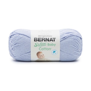 Puede incluir: Un ovillo de hilo Bernat Softee Baby Cotton de color azul claro. La etiqueta muestra un bebé y el texto "Bernat Softee Baby Cotton".