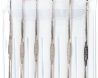 Può includere: Un set di sei uncinetti in acciaio in una confezione di plastica trasparente. Gli uncinetti sono etichettati con le loro dimensioni in millimetri e le dimensioni americane: 2,55 mm (0), 2,35 mm (1), 1,5 mm (7), 1,4 mm (8), 1,25 mm (9) e 1,15 mm (10).