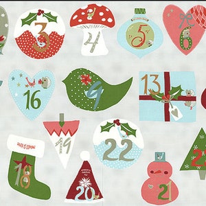 Könnte beinhalten: Ein farbenfroher Weihnachts-Adventskalender mit 25 verschiedenen Ornamenten, jedes mit einer Nummer von 1 bis 25. Die Ornamente haben die Form einer Glocke, eines Fäustlings, eines Baumes, eines Vogels, eines Herzens, eines Pilzes, einer Geschenkbox, eines Ornaments, eines Schneemanns und eines Strumpfes. Die Ornamente sind mit Stechpalme, Sternen und Vögeln verziert.