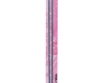 Può includere: Un paio di ferri da maglia argentati in una confezione rosa e bianca. I ferri sono di 3,25 mm e lunghi 35 cm. La confezione riporta la scritta "Susan Bates Knitting Needles".