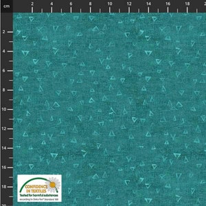 Op de afbeelding: Turkoois stof met een wit driehoekpatroon. De stof is textuur en heeft een subtiele glans. De stof is gecertificeerd volgens Oeko-Tex Standard 100, wat betekent dat het is getest op schadelijke stoffen.