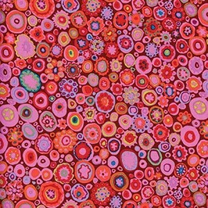 Peut inclure: Un tissu vibrant présentant un motif répété de motifs floraux abstraits colorés. Les fleurs sont dans des tons de rose, de rouge, d'orange et de violet, avec des accents jaunes et verts, sur un fond rouge foncé. Le motif est dense et visuellement attrayant.