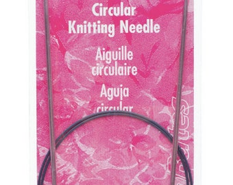 Può includere: Una confezione contenente un ago da maglia circolare da 2,75 mm (2 US), lungo 73,5 cm, prodotto da Susan Bates. L'ago è di colore argento e ha un cordino nero. La confezione è rosa con disegni floreali bianchi e il testo "Susan Bates Circular Knitting Needle" in nero.