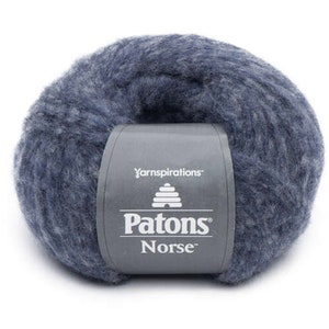 Puede incluir: Un ovillo de hilo Patons Norse de color azul. El hilo es una mezcla de lana y alpaca y es de peso grueso. La etiqueta dice "Yarninspirations Patons Norse".