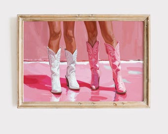 Könnte beinhalten: Ein Gemälde mit zwei Beinpaaren, die Cowboystiefel tragen. Ein Paar Stiefel ist weiß und das andere Paar ist rosa. Die Stiefel befinden sich auf einem rosafarbenen Hintergrund.