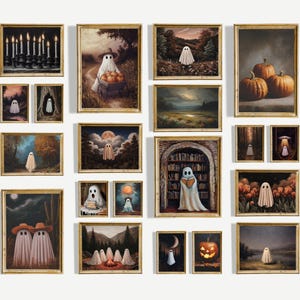 Może przedstawiać: Kolekcja oprawionych wydruk&oacute;w artystycznych o tematyce Halloween. Wydruki przedstawiają fantazyjne postacie duch&oacute;w w r&oacute;żnych sceneriach, w tym krajobrazach, z dyniami i czytającymi książki. Ramki są w kolorze złotym.