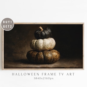 Pode incluir: Uma obra de arte emoldurada com três abóboras empilhadas em tons de castanho, branco e preto. As abóboras estão dispostas em forma de pirâmide sobre um fundo escuro. O texto "HALLOWEEN FRAME TV ART" está na parte inferior.