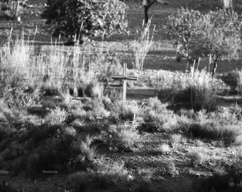 Imagen digital JPG de gran tamaño en blanco y negro de alta calidad de un paisaje de una cruz cristiana en la cima de una montaña en España - Descarga instantánea