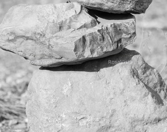 Imagen JPG de retrato digital de gran tamaño y alta calidad de rocas de diferentes tamaños equilibradas una sobre otra en blanco y negro - Descarga instantánea