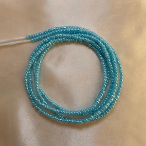 Perles bleu clair à la taille avec fermoir ou chaîne de ventre traditionnelle en perles faites main à nouer