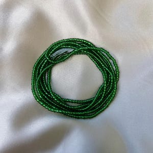 Perles vertes à la taille avec fermoir ou chaînette traditionnelle à nouer en perles faites main